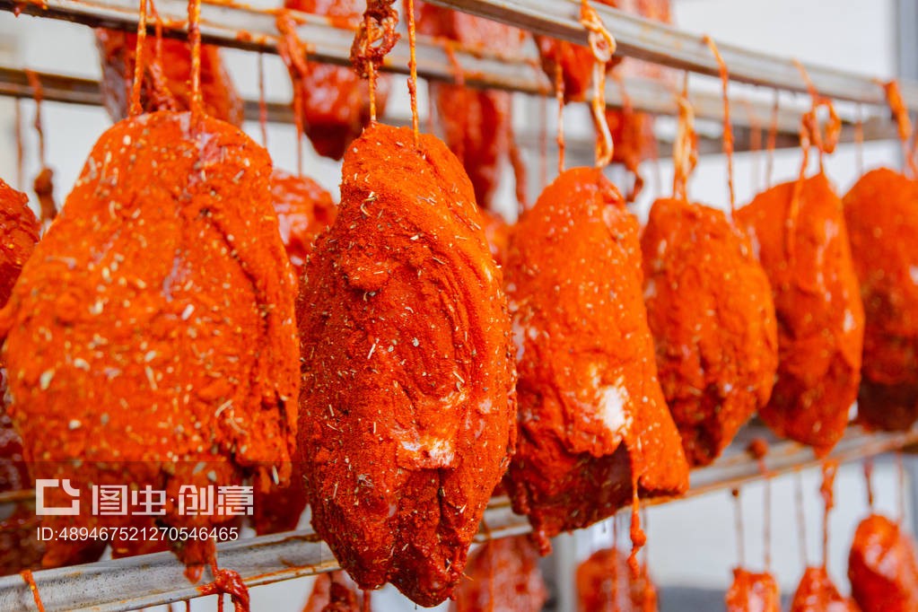 猪肉。熏制美食的生产线。香肠制品的工业制造。肉制品熏制室。Pork. The line for the production of smoked delicacies. Industrial manufacture of sausage products. Smokehouse of meat products.