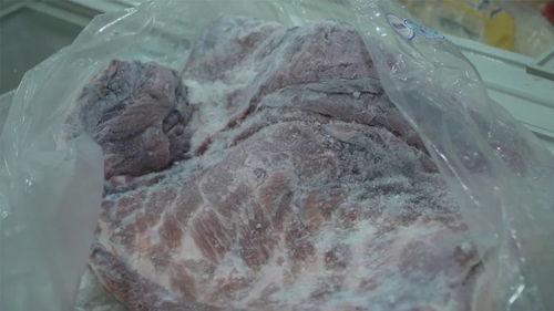 一家冻猪肉长毛 ,一家无生产日期 神农架突击检查超市冷冻食品
