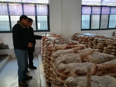 黄山市休宁县市监局“四查四看”严管腌腊肉制品