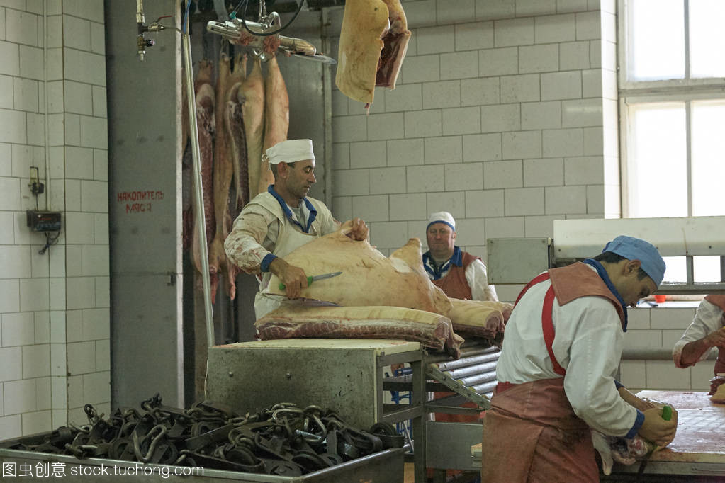 戈梅利, 白俄罗斯-2011年9月22日: 肉类加工厂。加工猪肉和牛肉。机器、机制和设备
